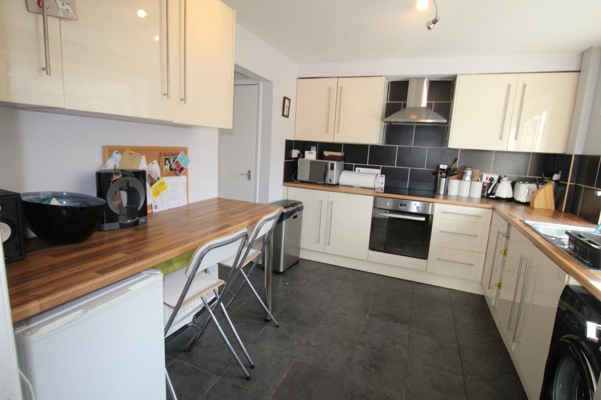 Kitchen, breakfast bar.jpg